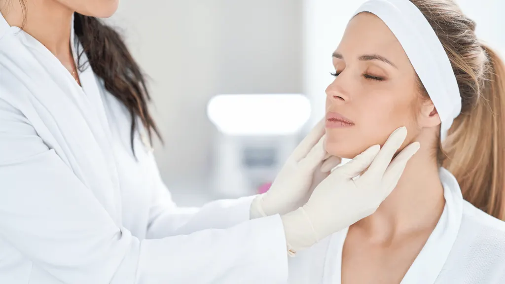 Profissional aplicando toxina botulínica (Botox) na região do músculo masseter para tratamento de bruxismo