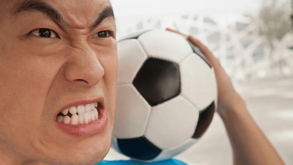Atleta durante treino de luta apertando a mandíbula, sinal de bruxismo em vigília