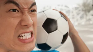 Atleta durante treino de luta apertando a mandíbula, sinal de bruxismo em vigília