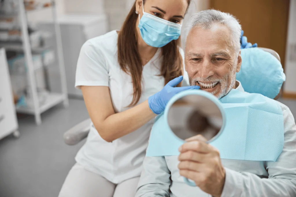 Prótese parcial removível metálica sendo ajustada por um dentista em uma clínica moderna.